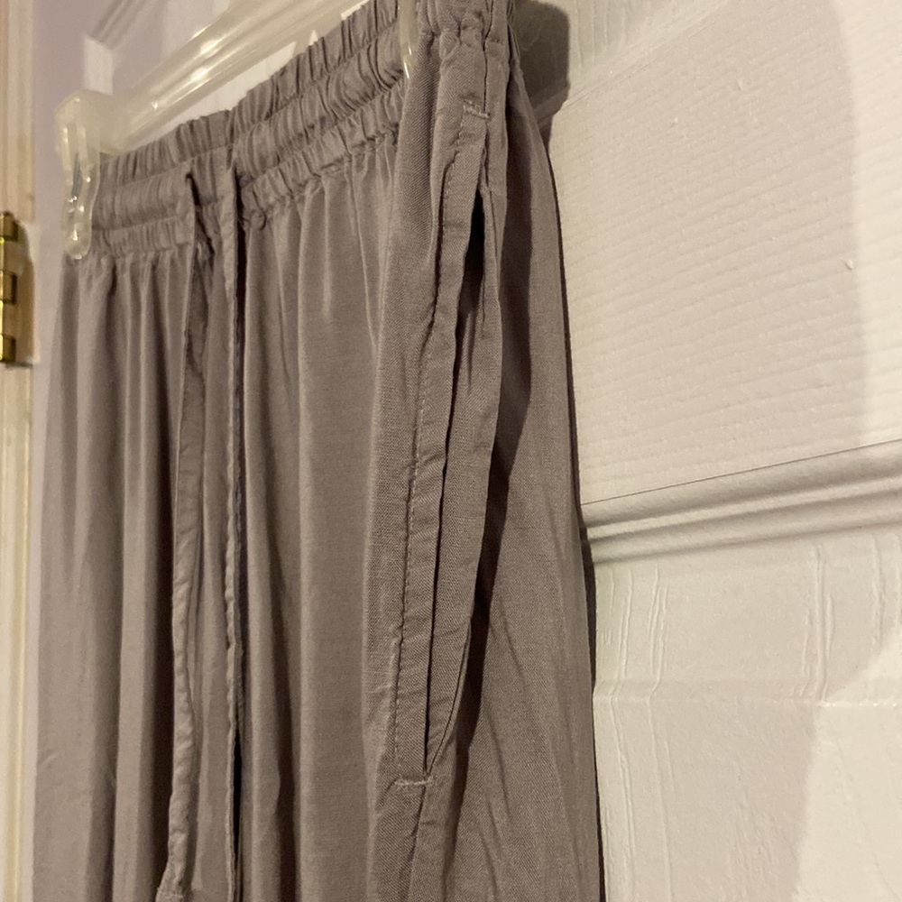 Small UNIQLO flowy pants